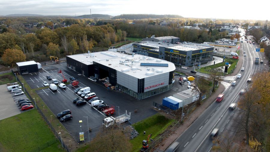 Luftaufnahme des Porsche Zentrum Dinslaken mit Parkplatz und Werkstatt links.