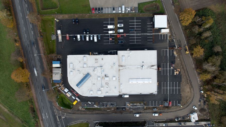 Luftaufnahme des Porsche Zentrum Dinslaken mit Blick auf das neue Dach.